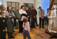 Гостей Касимовского округа встречают русская и татарская Снегурочки