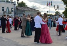 Выпускники школ Касимовского округа вальсировали в центре города